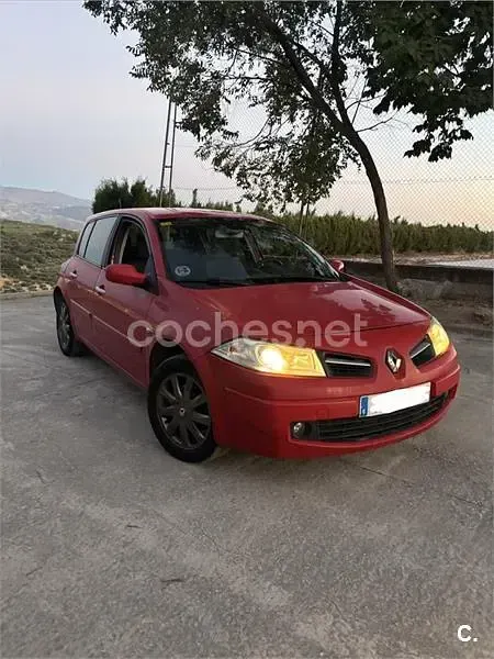 Usado Renault Mégane III Dynamique 105 CV (77 kW) 2008 Rojo Berlina