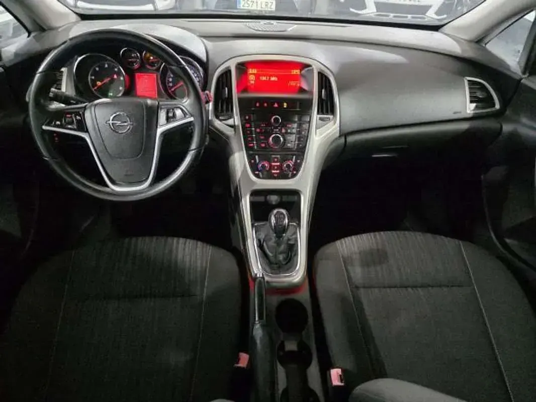 Usado Opel Astra Cosmo 110 CV (80 kW) 2010 Negro Utilitario
