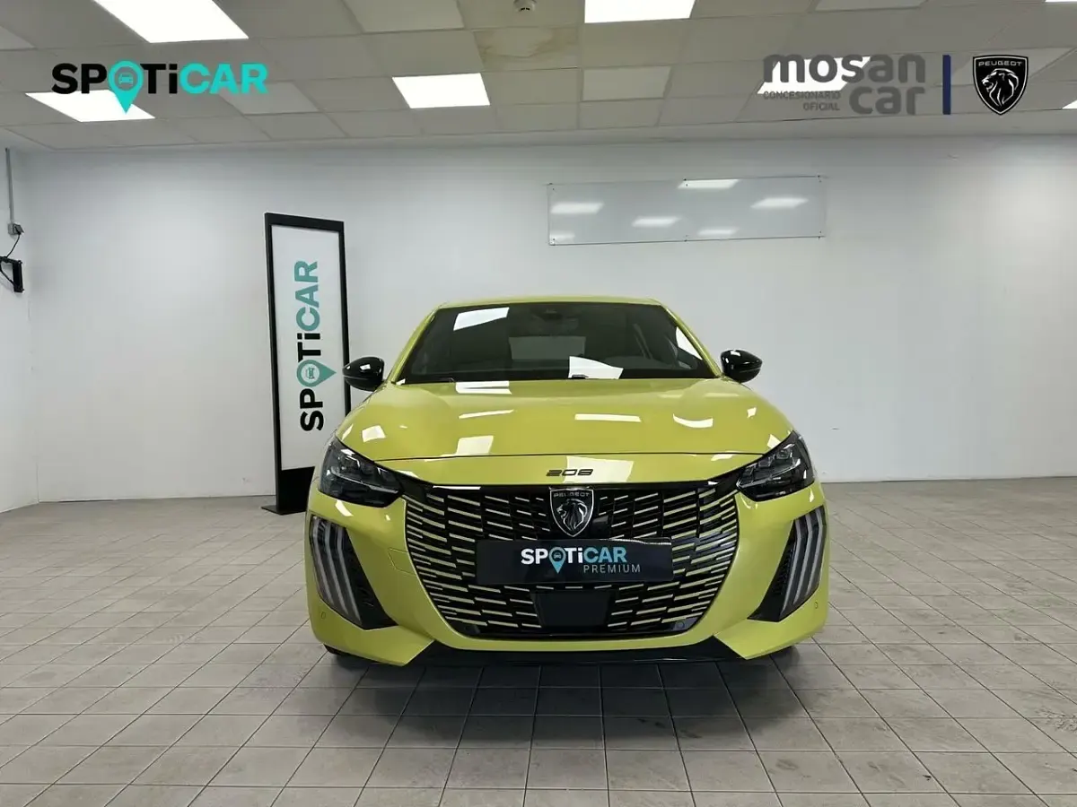 Usado Peugeot e-208 GT 114 kW (156 CV) 2024 Amarillo Utilitario