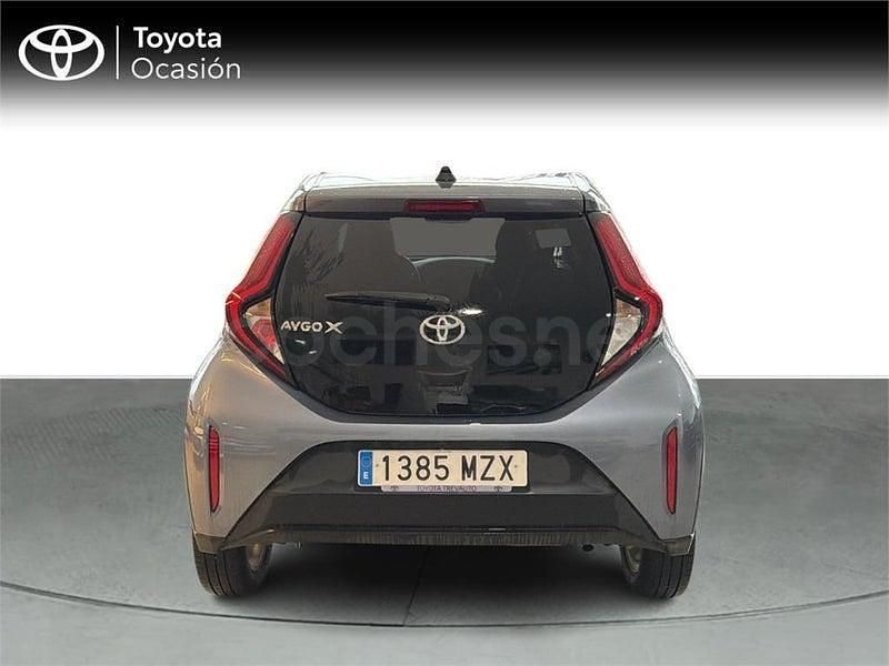Usado Toyota Aygo X Play 72 CV (52 kW) 2025 Gris / plata SUV