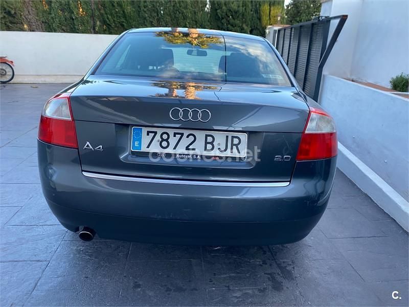 Usado Audi A4 130 CV (95 kW) 2001 Gris / plata Berlina