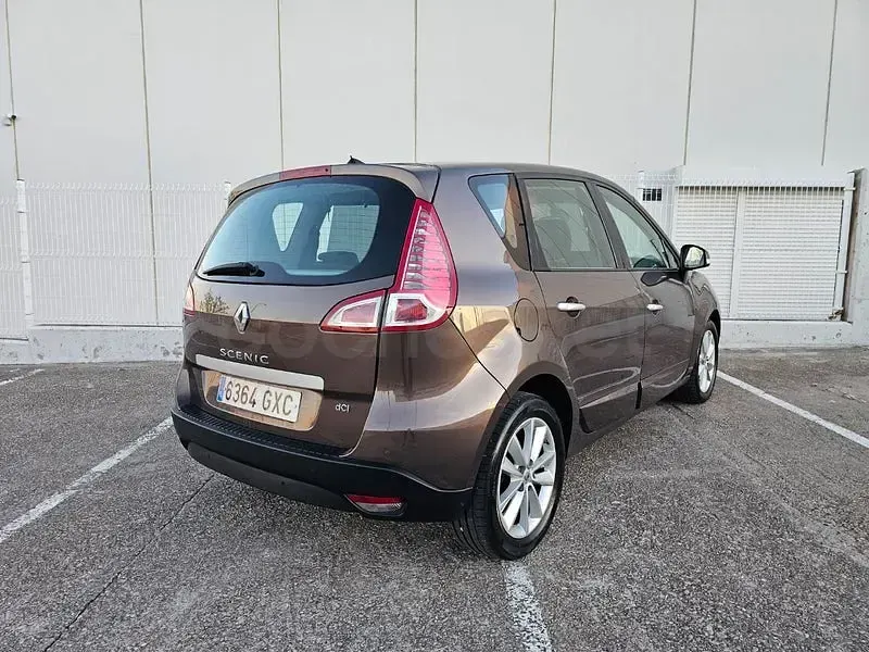 Usado Renault Scénic Privilege 160 CV (117 kW) 2010 Marrón Monovolumen
