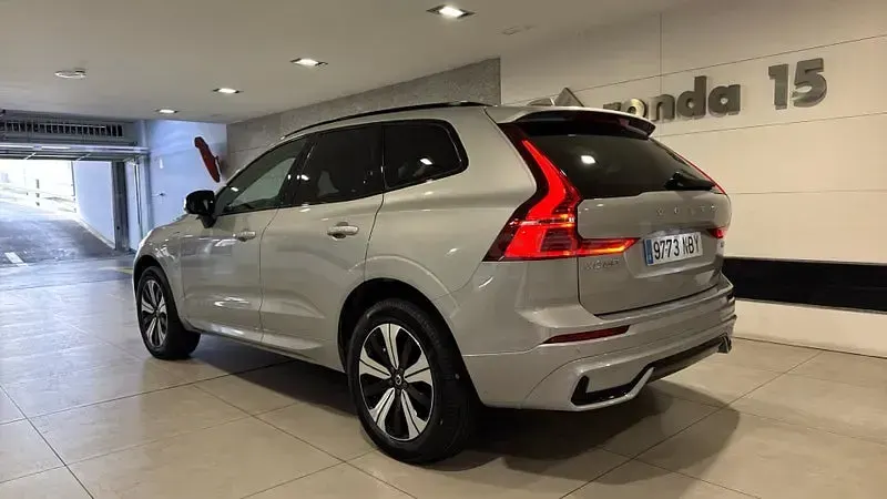 Usado Volvo XC60 Plus 350 CV (257 kW) 2025 Gris / plata SUV