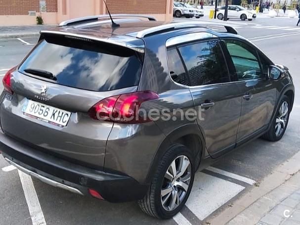 Usado Peugeot 2008 Style 100 CV (73 kW) 2018 Gris / plata SUV