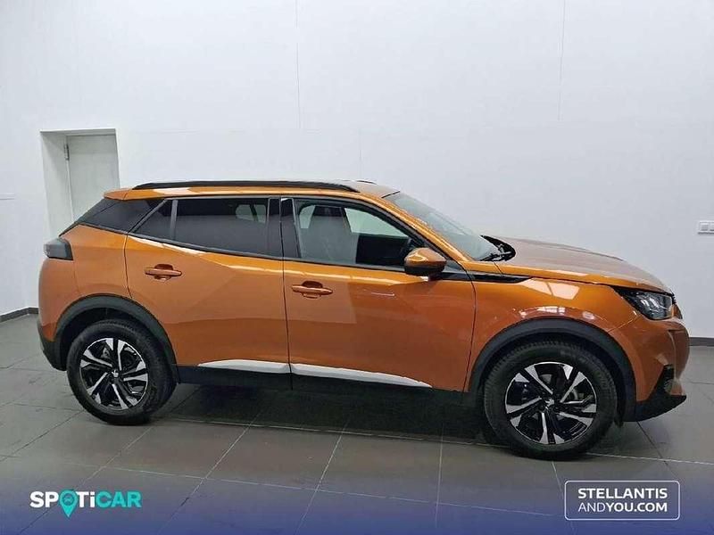 Usado Peugeot 2008 Allure 110 CV (80 kW) 2022 Naranja SUV