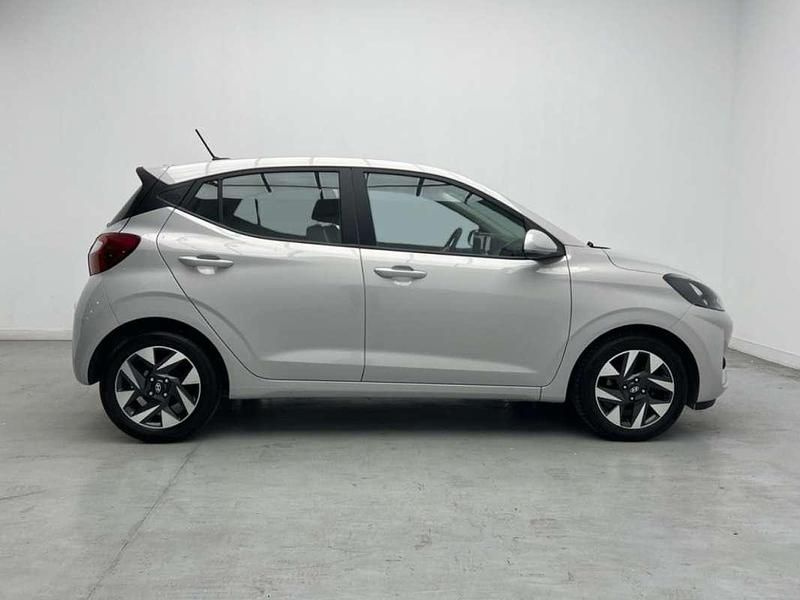 Usado Hyundai i10 67 CV (49 kW) 2023 Gris Utilitario