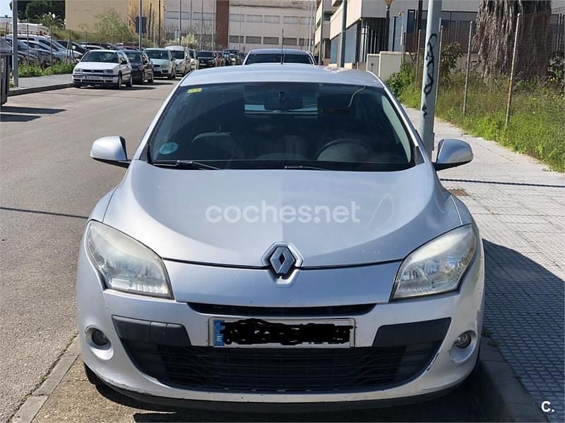 Usado Renault Mégane Authentique 100 CV (73 kW) 2011 Gris / plata Berlina