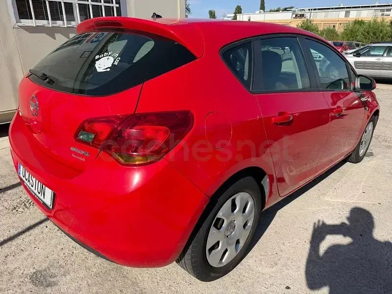 Usado Opel Astra Enjoy 95 CV (69 kW) 2011 Rojo Berlina