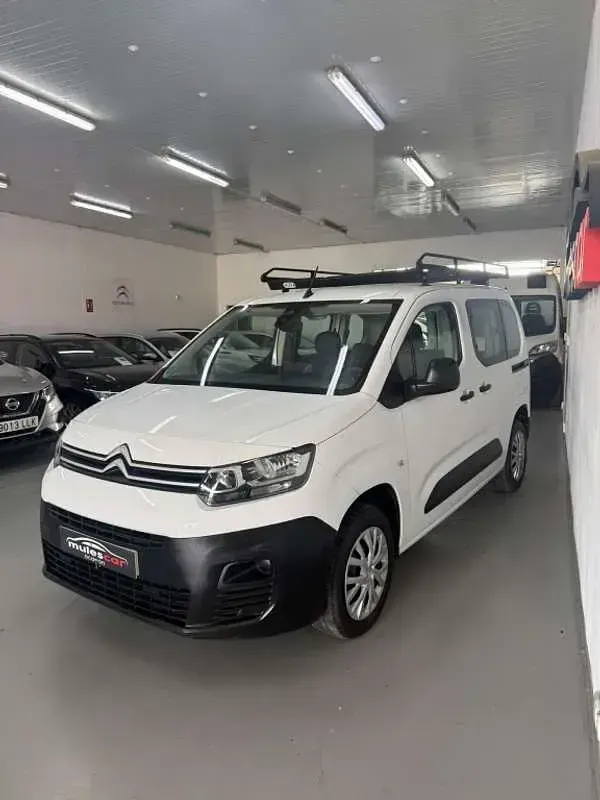 Usado Citroën Berlingo Live 102 CV (75 kW) 2022 Blanco Monovolumen