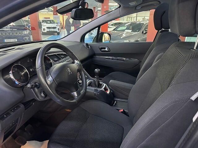 Usado Peugeot 5008 Allure 120 CV (88 kW) 2015 Gris Monovolumen