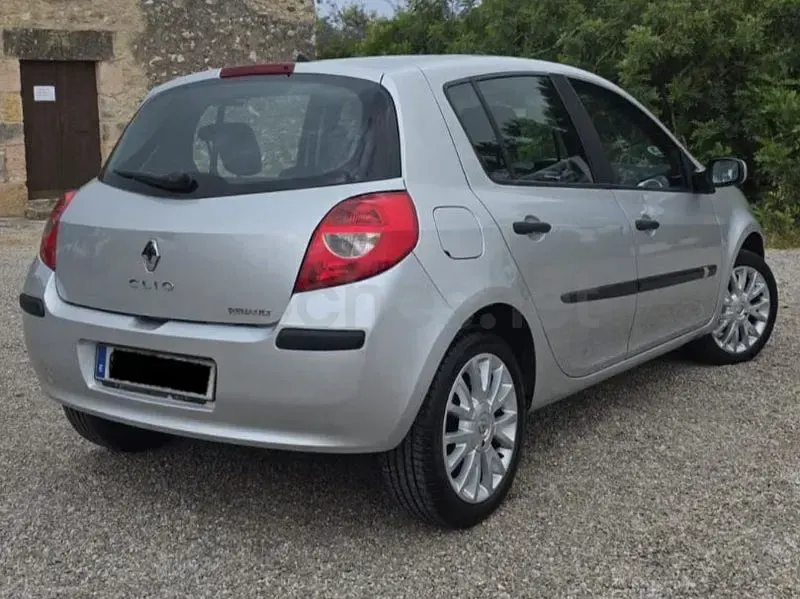 Usado Renault Clio II Authentique 85 CV (62 kW) 2007 Gris / plata Berlina