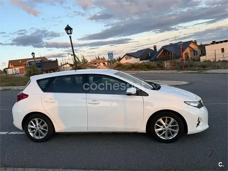 Usado Toyota Auris Active 126 CV (92 kW) 2013 Blanco Berlina