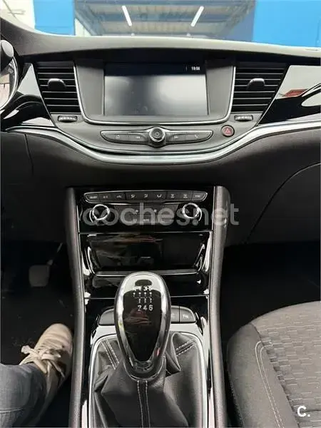 Usado Opel Astra Dynamic 110 CV (80 kW) 2016 Gris / plata Berlina