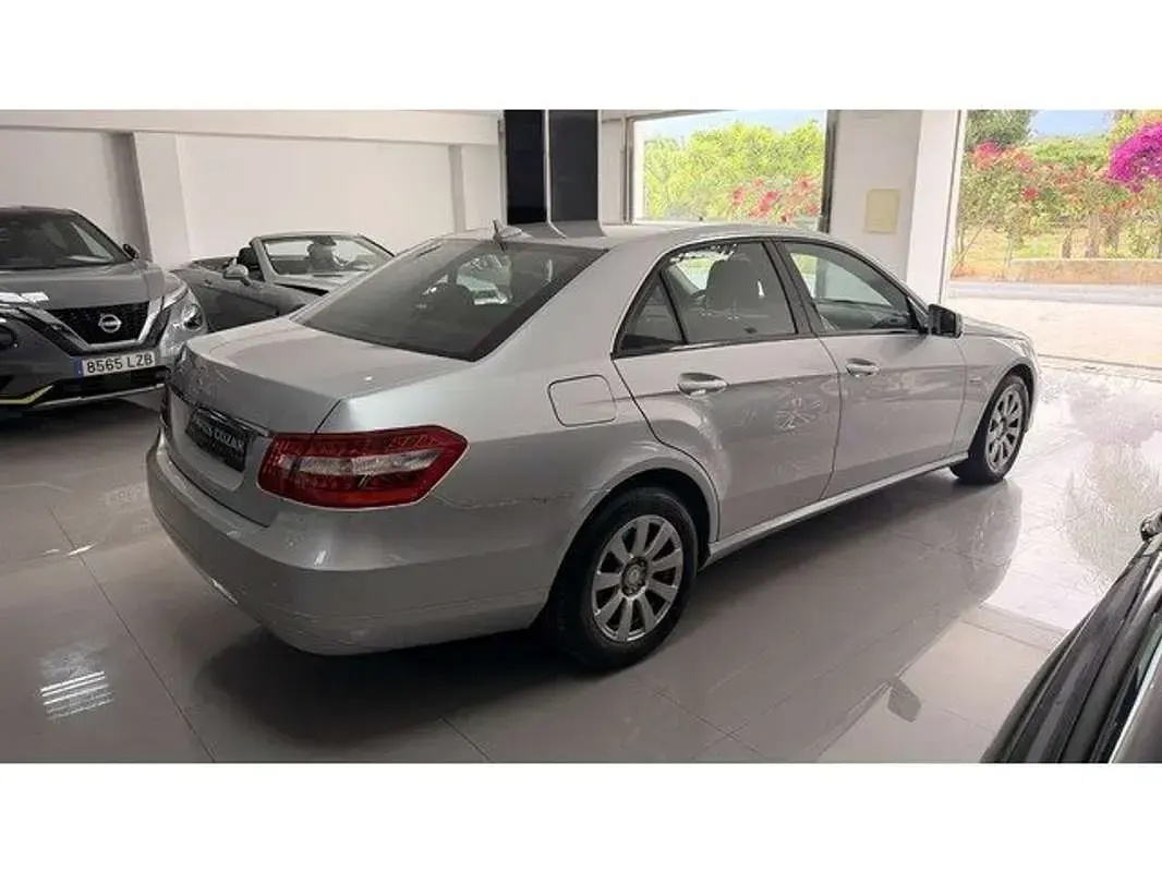 Usado Mercedes E220 170 CV (125 kW) 2010 Gris Berlina