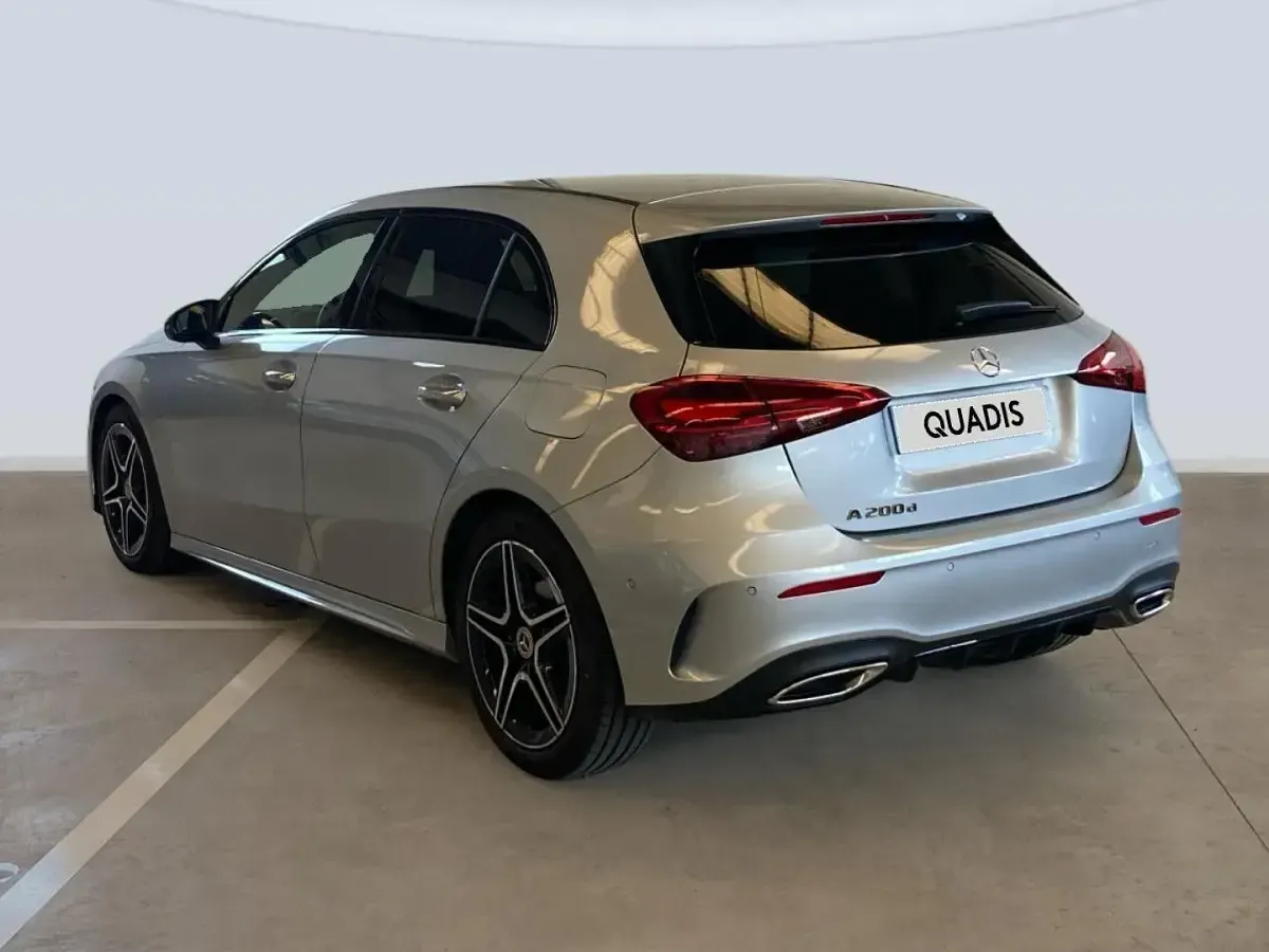 Usado Mercedes A200 150 CV (110 kW) 2025 Gris plata