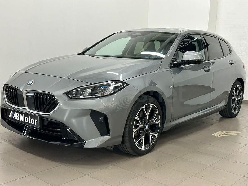 Usado BMW 120 Comfort Edition 163 CV (119 kW) 2025 Gris / plata Utilitario