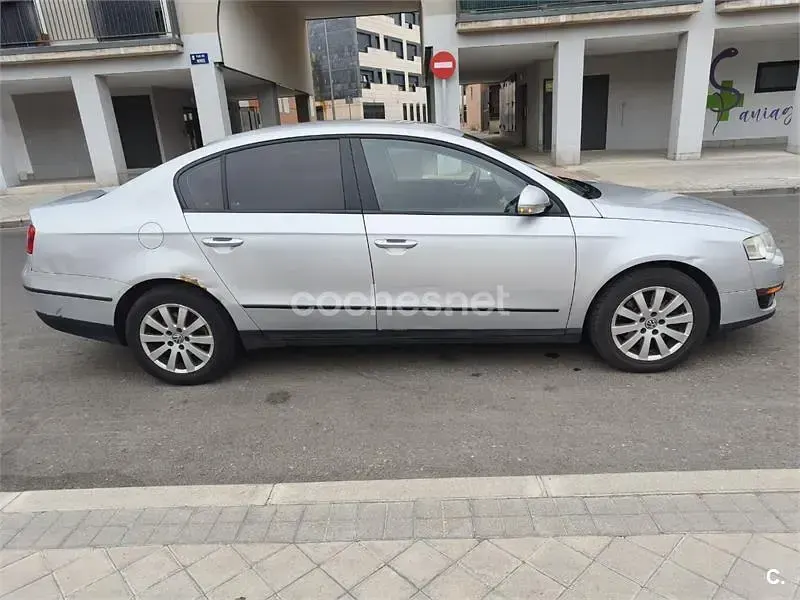 Usado VW Passat Advance 110 CV (80 kW) 2010 Gris / plata Berlina