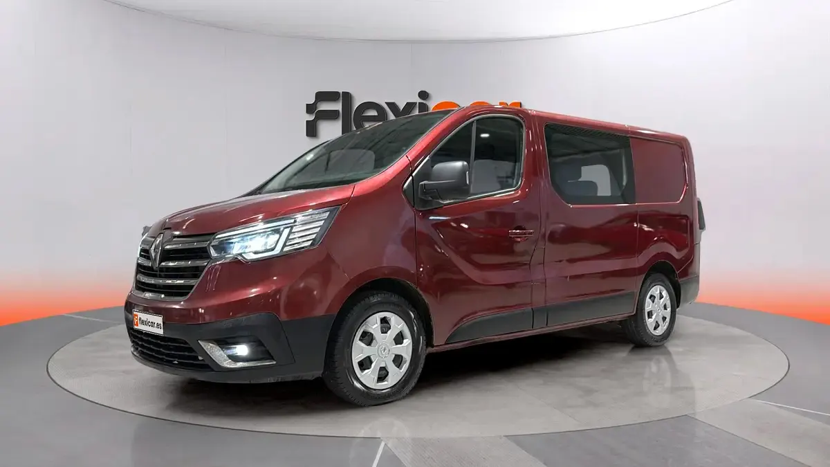 Usado Renault Trafic 110 CV (80 kW) 2024 Granate Monovolumen