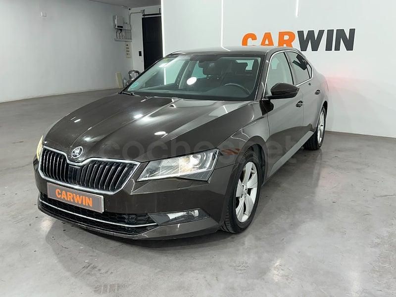 Usado Skoda Superb Ambition 120 CV (88 kW) 2017 Granate Berlina