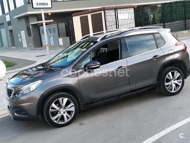 Usado Peugeot 2008 Style 100 CV (73 kW) 2018 Gris / plata SUV