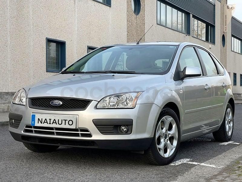 Usado Ford Focus Trend 115 CV (84 kW) 2007 Gris / plata Berlina