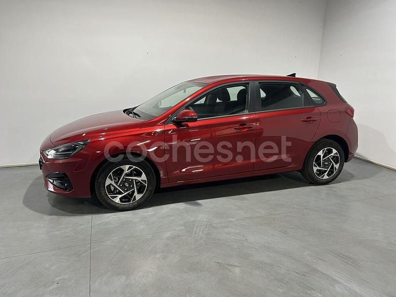 Nuevo Hyundai i30 100 CV (73 kW) 2025 Rojo Familiar