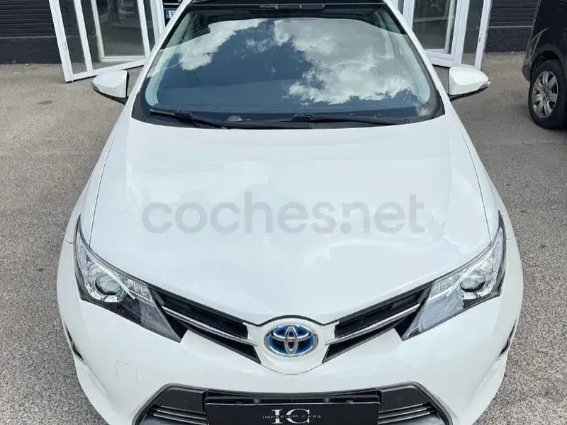 Usado Toyota Auris Hybrid Advance 136 CV (100 kW) 2014 Blanco Berlina
