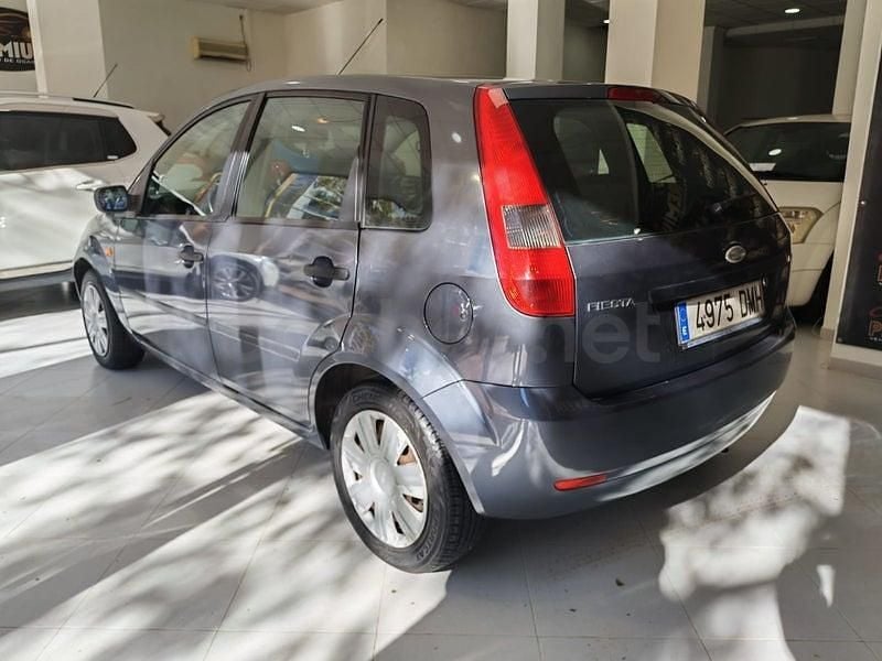 Usado Ford Fiesta 68 CV (50 kW) 2005 Gris / plata Berlina