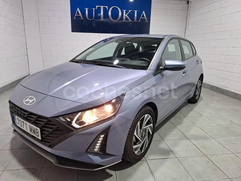 Azul Usado 2023 Hyundai i20 Berlina | 15.600 € (Un poco caro) - Imagen 1/4