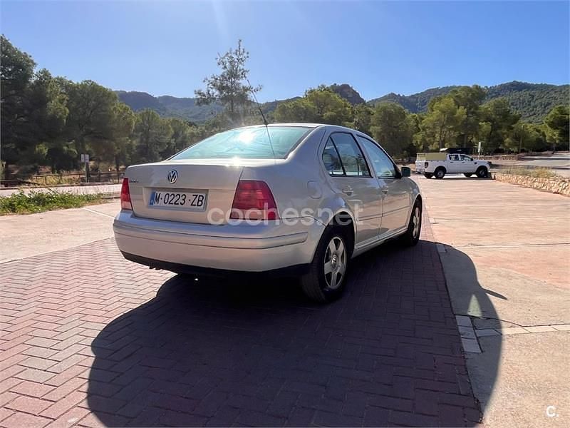 Usado VW Bora Trendline 110 CV (80 kW) 2000 Azul Berlina