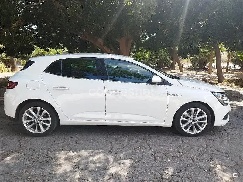 Usado Renault Mégane Zen 130 CV (95 kW) 2017 Blanco Berlina