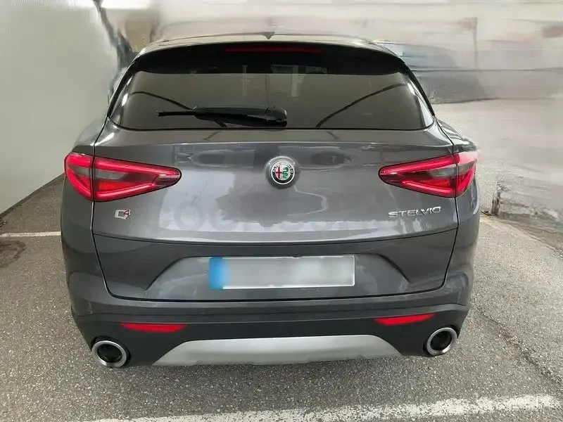 Usado Alfa Romeo Stelvio Executive 210 CV (154 kW) 2019 Gris / plata SUV