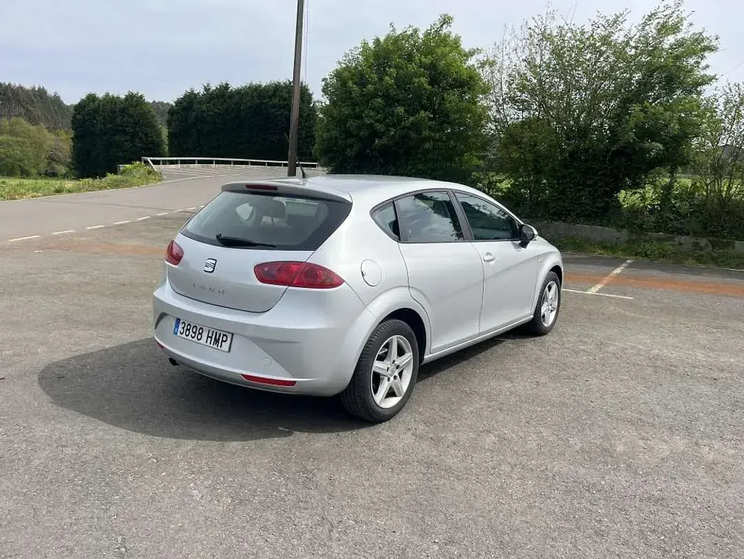 Usado Seat Leon Copa 90 CV (66 kW) 2012 Plateado Utilitario