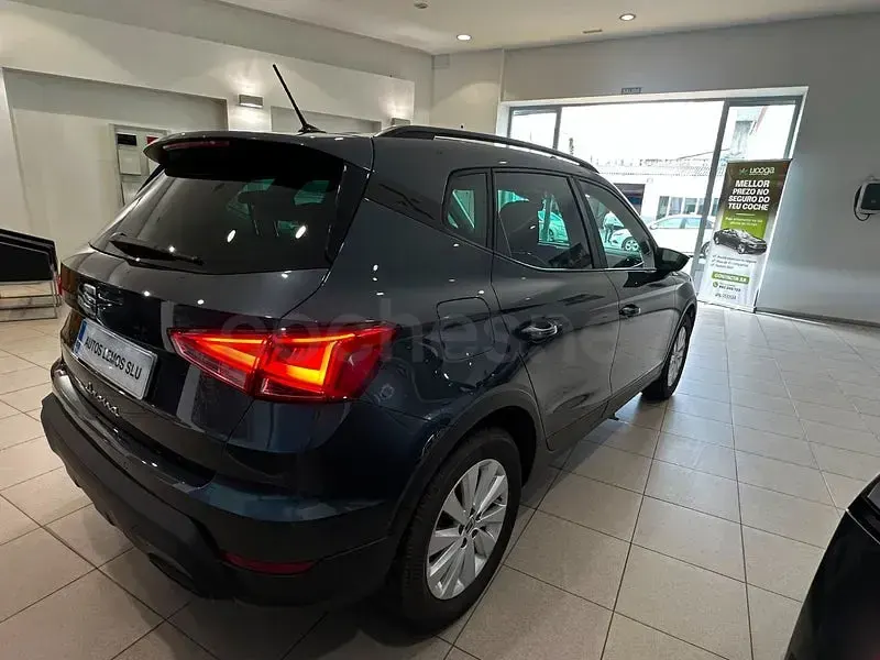 Usado Seat Arona Style 110 CV (80 kW) 2023 Gris / plata SUV