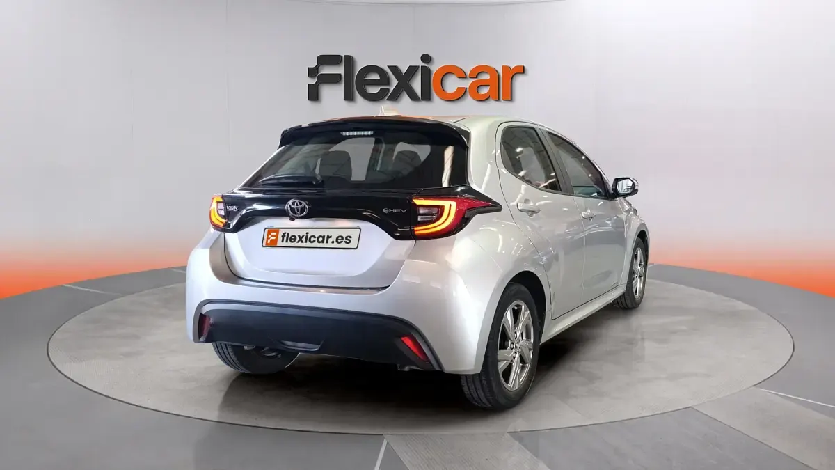 Usado Toyota Yaris Hybrid Active 116 CV (85 kW) 2025 Gris Berlina