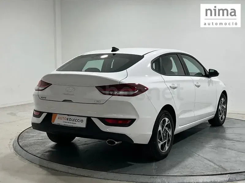 Nuevo Hyundai i30 100 CV (73 kW) 2026 Blanco Berlina