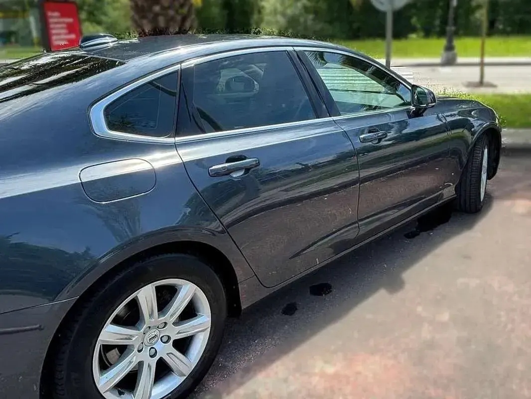 Usado Volvo S90 Momentum 190 CV (139 kW) 2018 Azul Berlina