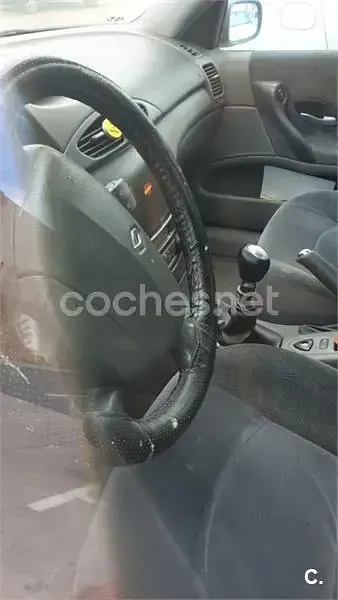 Usado Renault Laguna II Expression 120 CV (88 kW) 2001 Gris / plata Berlina