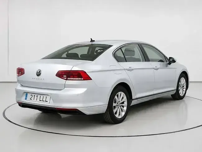 Usado VW Passat Business 122 CV (89 kW) 2020 Gris / plata Berlina
