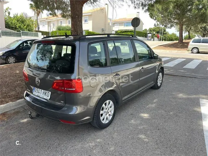 Usado VW Touran Advance 105 CV (77 kW) 2012 Marrón Monovolumen