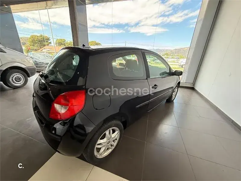 Usado Renault Clio II Authentique 75 CV (55 kW) 2007 Negro Berlina