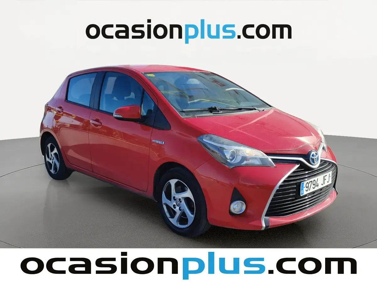 Usado Toyota Yaris Hybrid Active 100 CV (73 kW) 2015 Rojo Utilitario