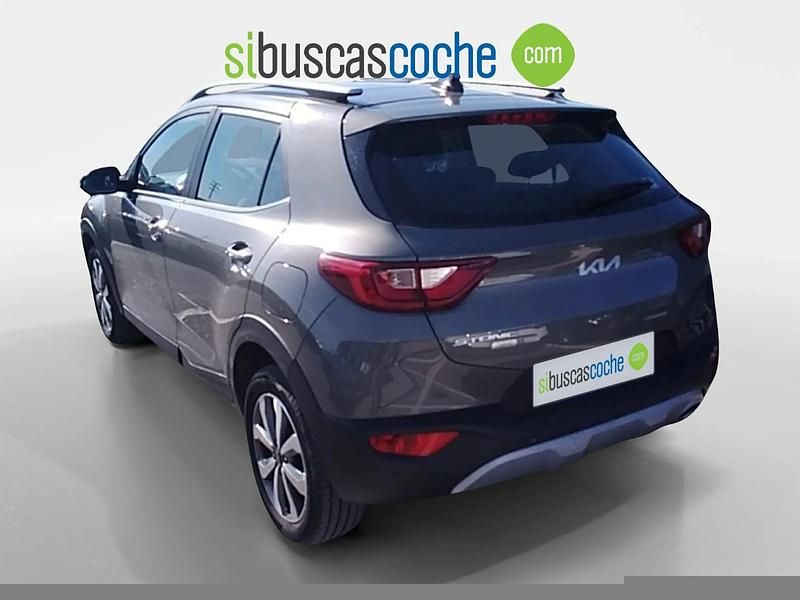 Usado Kia Stonic 120 CV (88 kW) 2023 Gris/plata SUV