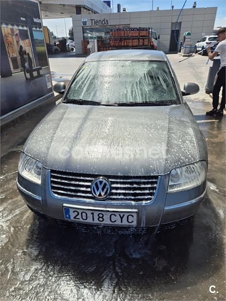Usado VW Passat Highline 130 CV (95 kW) 2004 Gris / plata Berlina