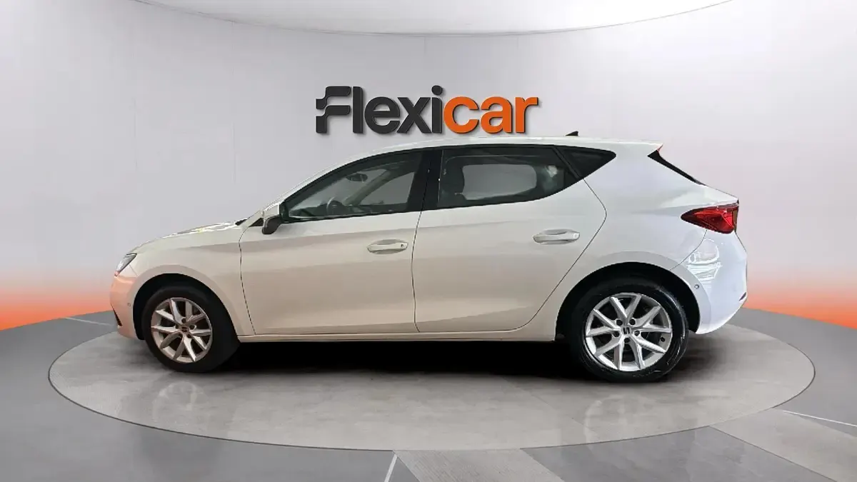 Usado Seat Leon Style 110 CV (80 kW) 2024 Blanco Berlina