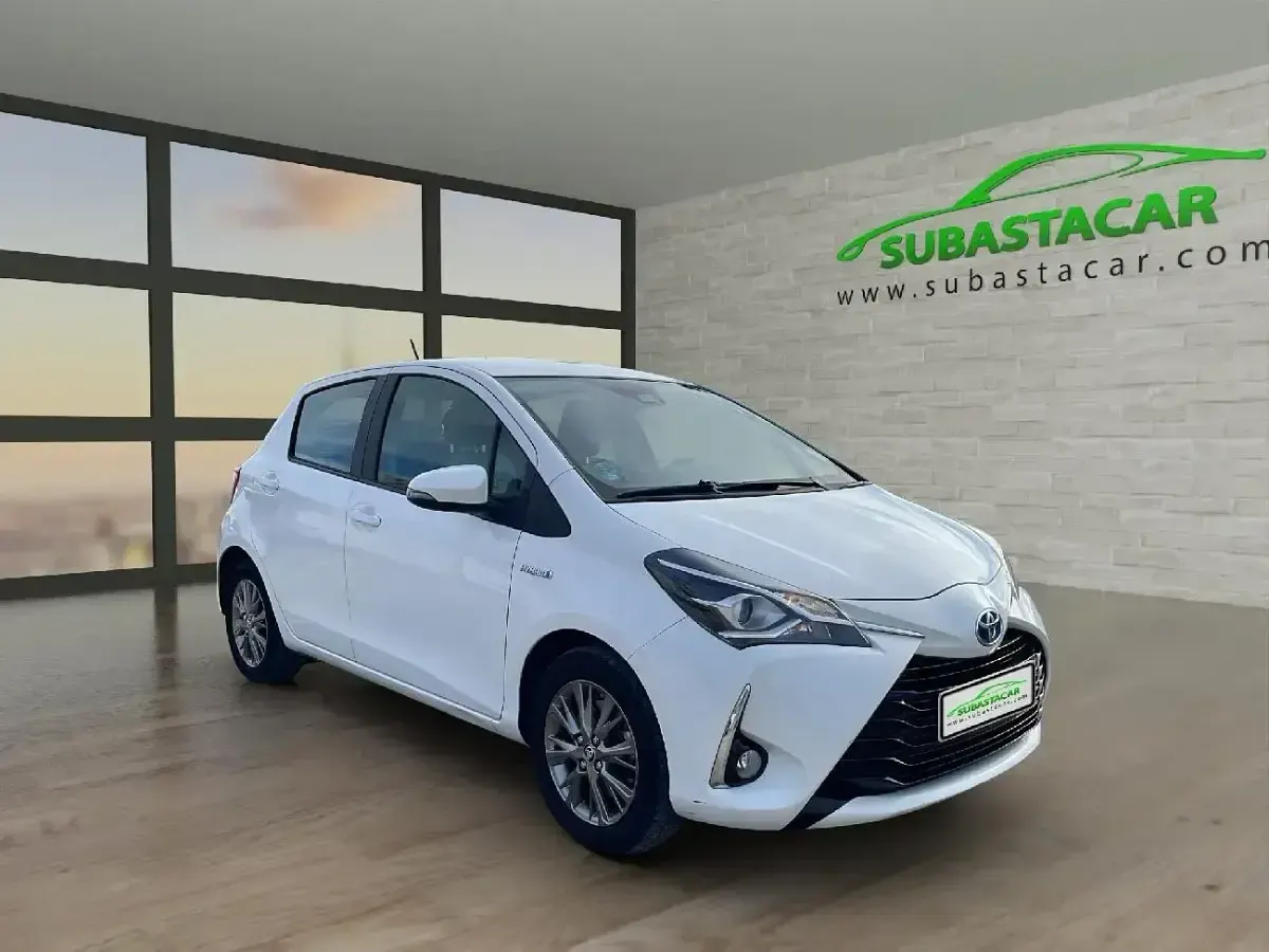 Usado Toyota Yaris Hybrid Active 100 CV (73 kW) 2019 Blanco Utilitario