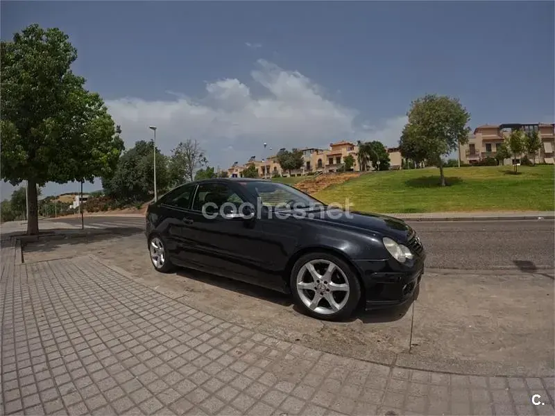 Usado Mercedes C220 143 CV (105 kW) 2005 Negro Berlina