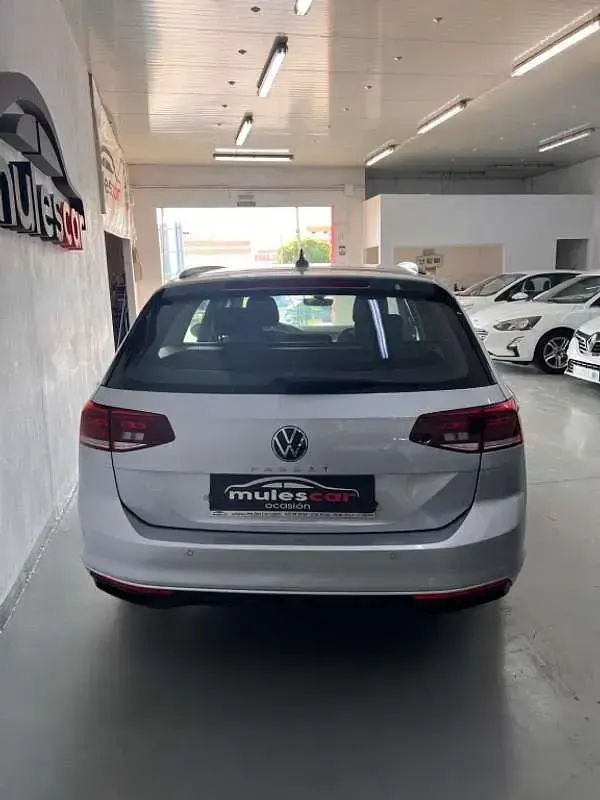 Usado VW Passat Business 122 CV (89 kW) 2023 Plateado Familiar