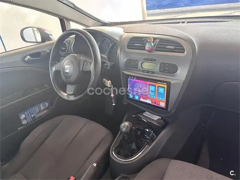 Usado Seat Leon Reference 105 CV (77 kW) 2006 Rojo Utilitario