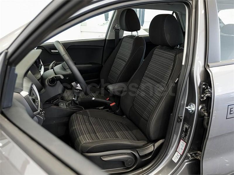 Usado Kia Stonic 101 CV (74 kW) 2025 Gris / plata SUV